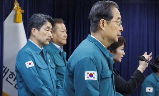 의대 정원 확대를 두고 '의정 갈등'이 계속되고 있던 지난 3월20일 오후 한덕수 국무총리가 의료 개혁 관련 대국민 담화를 하고 있다.<연합뉴스 사진>